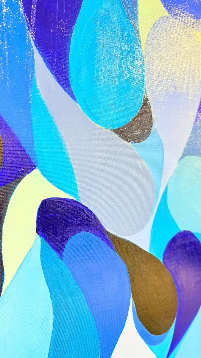 La matière de Gala 001 de près : gouttes bleues et reliefs de la peinture acrylique